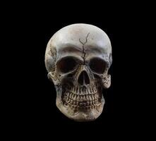 menschlicher Schädel auf isoliertem schwarzem Hintergrund foto