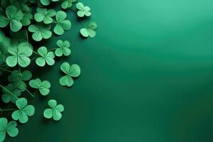 Kleeblätter auf ein Grün Hintergrund feiern st. Patrick's Tag. Raum zum Text. ai generiert foto