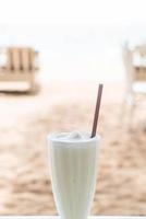 Vanille-Milchshake-Smoothie im Café foto