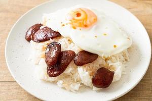 Reis mit Spiegelei und chinesischer Wurst - hausgemachtes Essen im asiatischen Stil foto