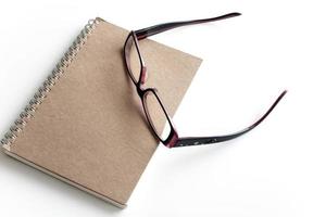 leere Seite eines Notizbuchs und einer Brille
