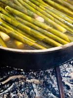 Bambussprossen in heißem Wasser kochen foto