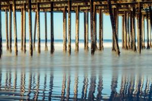 alter Pier am Strand. foto