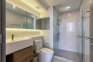 sauberes und weißes Badezimmer mit Annehmlichkeiten in luxuriöser Wohnung foto