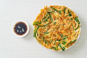 Pajeon oder koreanischer Pfannkuchen oder koreanische Pizza foto