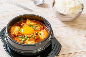 Kimchi-Suppe mit Tofu und Ei oder koreanischer Kimchi-Eintopf foto