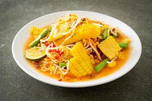 som tum - thailändischer würziger Papayasalat mit Mais