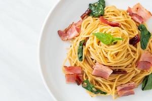 gebratene Spaghetti mit getrocknetem Chili und Speck foto