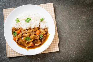 japanischer Curryreis mit geschnittenem Schweinefleisch, Karotten und Zwiebeln foto