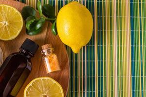 Öko-Kosmetik mit Zitronenöl. Produkte für Spa-Behandlungen, Relax
