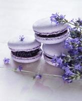 französische Macarons mit Lavendelgeschmack und frischen Lavendelblüten foto