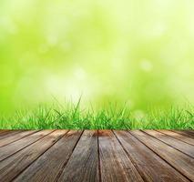 Holzboden mit grünem Bokeh foto
