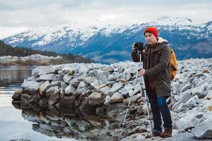 Reisefotograf Mann macht Naturvideo von Berglandschaft