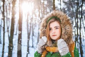 Winterporträt eines schönen Mädchens mit Hut und Handschuhen foto