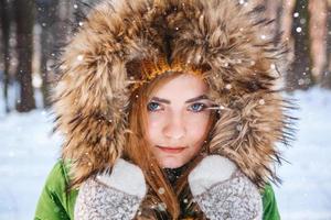 Winterporträt eines schönen Mädchens mit Hut und Handschuhen foto