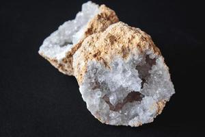 Querschnitt von Achatstein mit Geode auf schwarzem Hintergrund foto