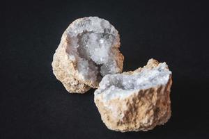 Querschnitt von Achatstein mit Geode auf schwarzem Hintergrund foto