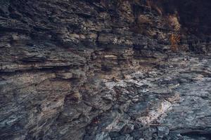 Oberfläche einer Steinmauer. schwarzer Steinhintergrund. Felstextur foto