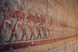 Ägyptische Gemälde und Hieroglyphen an der Wand im Karnak-Tempel foto