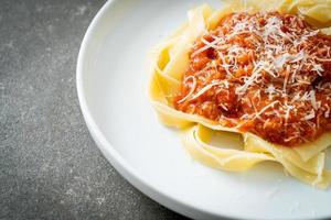 Schweinefleisch-Bolognese-Fettuccine-Nudeln mit Parmesan-Käse - italienische Küche foto