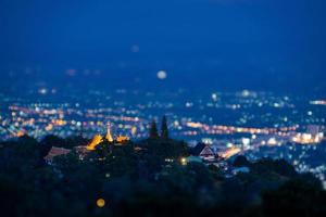 Luftaufnahme des Wat Phra That Doi Suthep Tempels foto