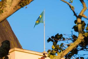 Flagge von Brasilien im Freien mit einem schönen blauen Himmel im Hintergrund foto
