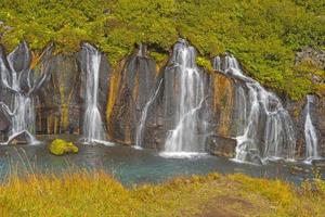 ruhige Wasserfälle fließen aus dem Vulkangestein foto