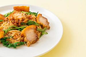 gebratene Reisnudeln und Wassermimose mit knusprigem Schweinebauch foto