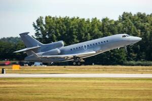 ohne Titel Militär- Transport Flugzeug beim Luft Base. Flughafen und Flugplatz. Luft Macht und Heer Flug Betrieb. Luftfahrt und Flugzeug. Luft Aufzug. Militär- Industrie. fliegen und fliegend. foto