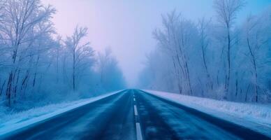 Straße im das Winter Berge im das Hintergrund, schneebedeckt Wald - - ai generiert Bild foto