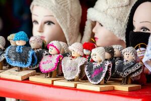 klein Souvenir Puppen von nobsa im das Abteilung von Boyaca gekleidet mit das traditionell Ruana und gestrickt Hut foto