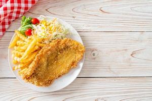 gebratenes Fischfilet und Kartoffelchips mit Minisalat foto