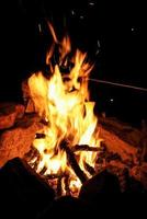 brennendes Lagerfeuer, Muster in der Nacht foto