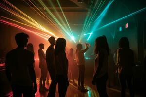 ein Gruppe von jung Menschen Tanzen im ein nebelig und atmosphärisch Verein Einstellung, umgeben durch bunt Beleuchtung und Laser- Balken. generativ ai foto