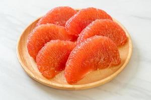 frische rote Pampelmusenfrucht oder Grapefruit auf Teller foto