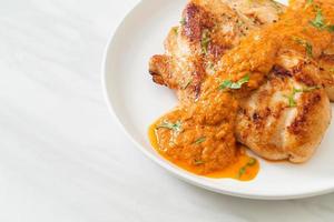 gegrilltes Hühnersteak mit roter Currysauce - muslimische Küche foto
