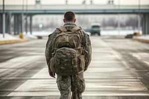 Rückansicht von ein Soldat Rückkehr Zuhause von das Armee. Konzept Militär- Service. generativ ai foto