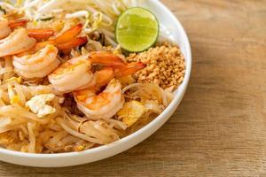 gebratene Nudeln mit Garnelen und Sprossen oder Pad Thai - asiatische Küche as foto