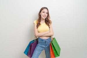 Porträt schöne asiatische Frau mit Einkaufstasche auf weißem Hintergrund foto