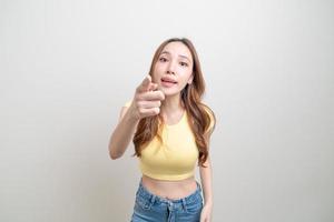 Porträt schöne asiatische Frau wütend, Stress, Sorgen oder beschweren sich auf weißem Hintergrund foto