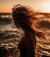ein Mädchen planschen Wasser auf ihr Körper und Gesicht im Wasser beim Sonnenuntergang während Sommer- Urlaub. gesund Glück Lebensstil. generativ ai foto