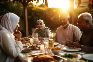 ein Familie Sitzung zusammen zum iftar das brechen von schnell beim Sonnenuntergang.auf das Tabelle voll von traditionell Ramadan Lebensmittel. das Familie lächelnd und Lachen. generativ ai foto