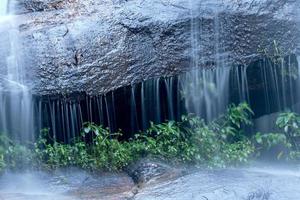 Wasser fließt an einem schönen Wasserfall foto