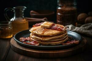 ein Stapel von golden, flauschige Pfannkuchen, nieselt mit Ahorn Sirup und gekrönt mit ein klopfen von Butter, serviert auf ein rustikal, hölzern Teller mit knusprig Speck. generativ ai. foto