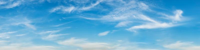 Panoramahimmel mit Wolken an einem sonnigen Tag. foto