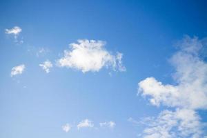 Panoramahimmel mit Wolken an einem sonnigen Tag. foto