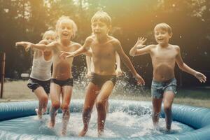 Jungs und Mädchen im ein Gruppe springen im Wasser Pfütze draußen während Sommer- Urlaub. schön Sommer- Licht und angemessen Benotung. generativ ai foto