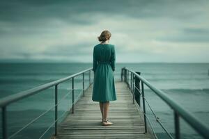 Frau Stand auf das Seebrücke und suchen um zu Meer. Konzept Minimalismus und friedlich. generativ ai foto