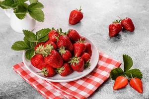 schöne saftig frische Erdbeeren auf der Betonoberfläche