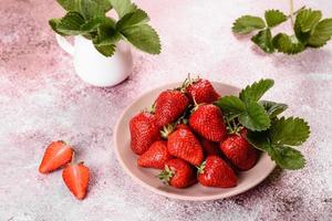 schöne saftig frische Erdbeeren auf der Betonoberfläche
